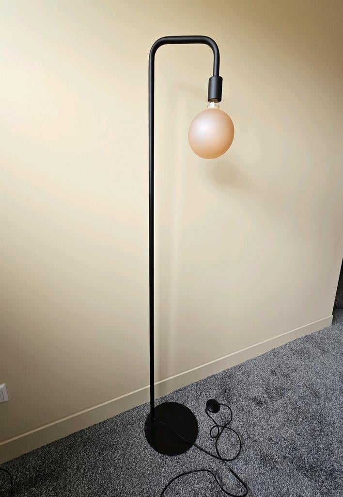 Stoere metalen vloerlamp.  Hoffz style., Huis en Inrichting, Ophalen of Verzenden, Zo goed als nieuw, 150 tot 200 cm