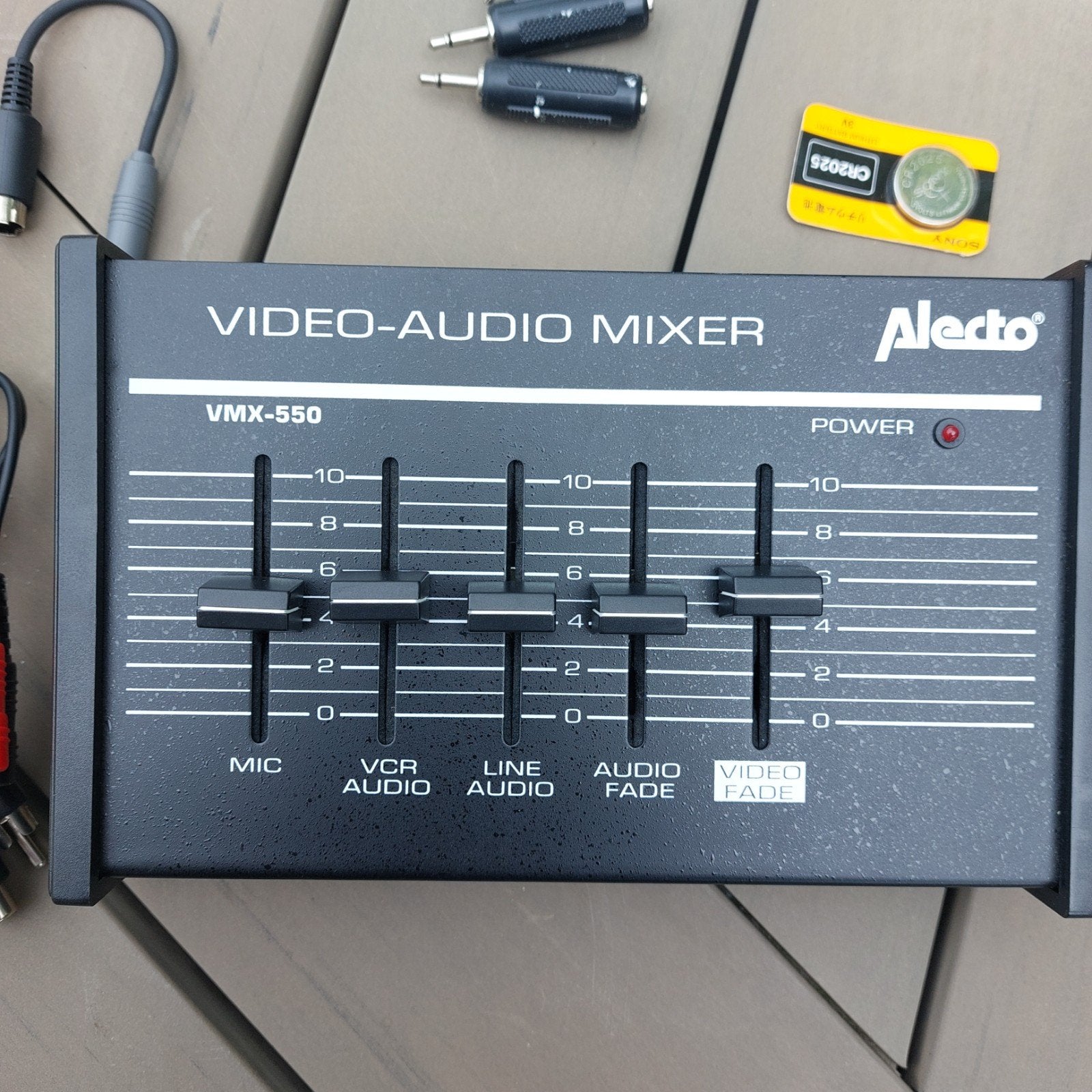 Alecto VMX-550 Video-Audio Mixer met kabels en doos, Muziek en Instrumenten, Ophalen, Zo goed als nieuw, Minder dan 5 kanalen