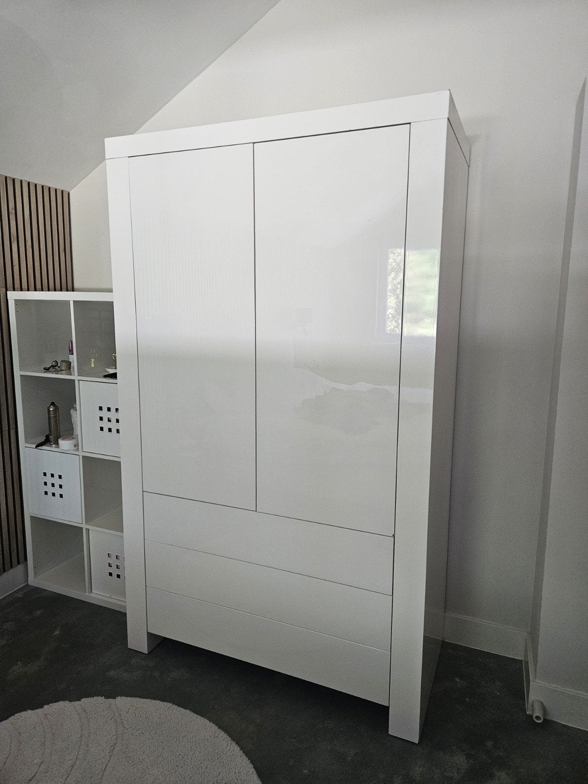 Witte kledingkast met lades en hangruimte, 100 tot 150 cm, Zo goed als nieuw, Modern, 150 tot 200 cm