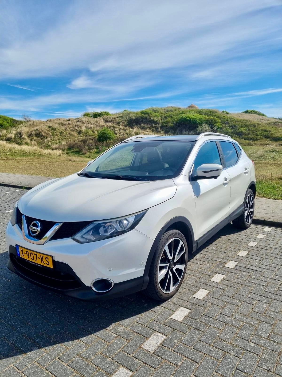 Nissan Qashqai 1.2 Tekna | Panoramadak | 360 Camera, Auto's, Voorwielaandrijving, Zwart, 4 cilinders, Wit