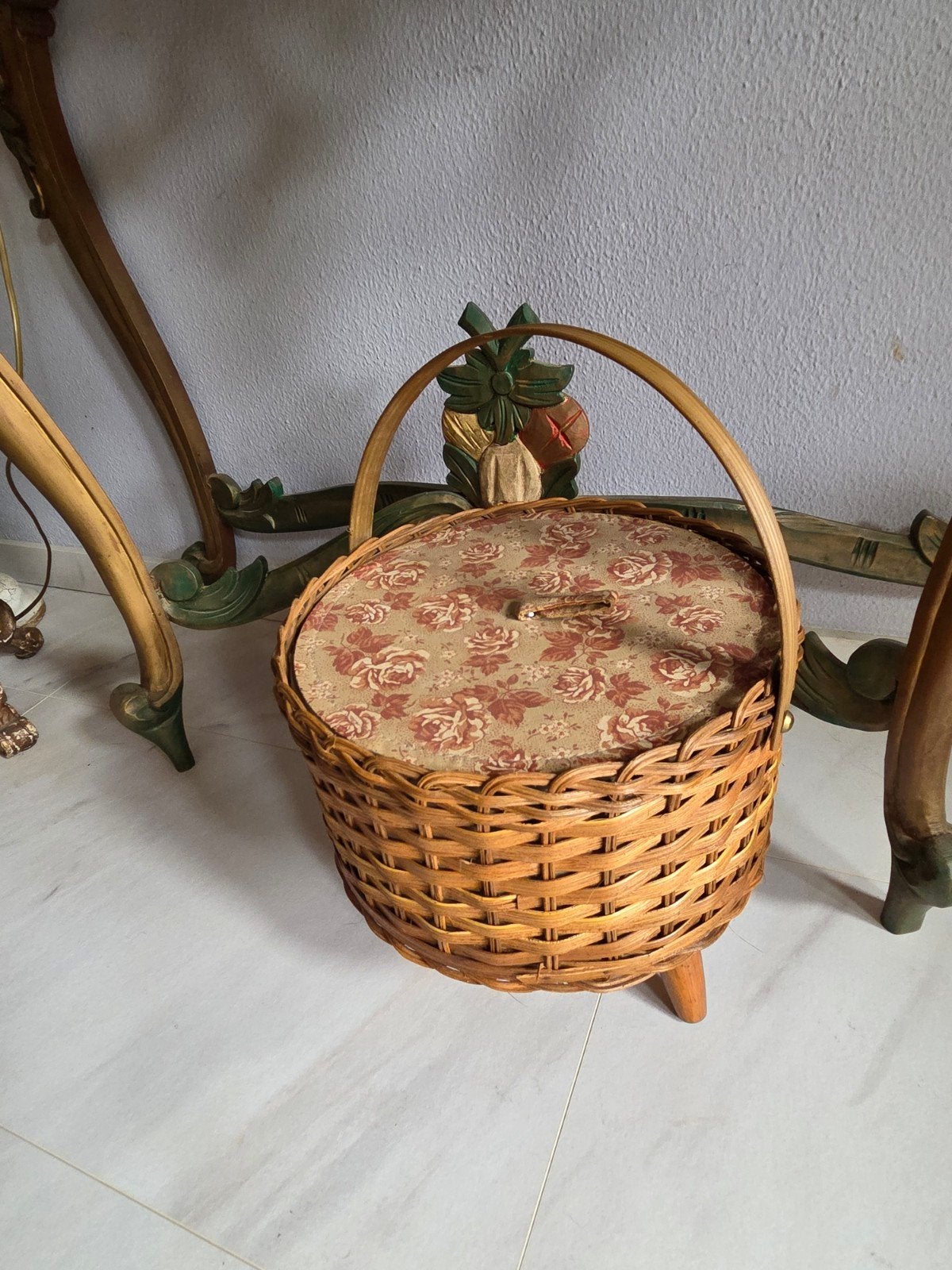 Vintage rieten naai mand met bloemmotief deksel, Vintage, Gebruikt, Ophalen of Verzenden, Natuurlijk materiaal