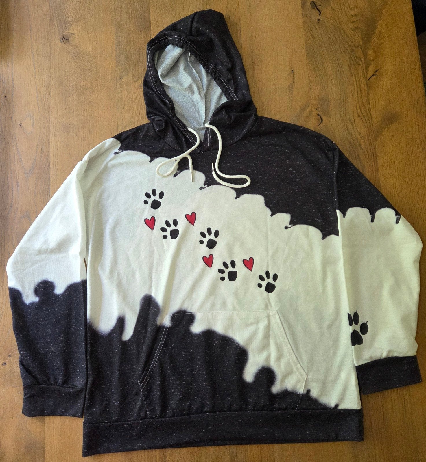 Zwart-witte hoodie met hondenpootjes en hartjes, Kleding | Dames, Maat 38/40 (M), Zwart, Ophalen of Verzenden, Onbekend