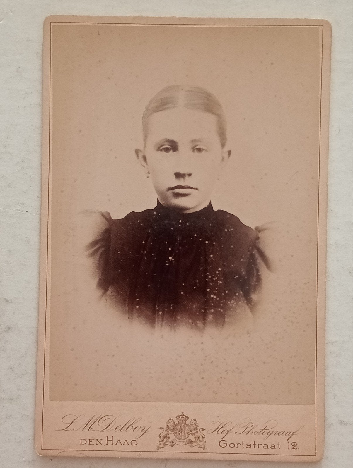 Antieke foto van jonge vrouw, L.M. Delboy, Den Haag, Ophalen of Verzenden, Voor 1940, Gebruikt, Overige onderwerpen