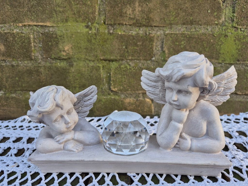 Beeldje van twee engeltjes met kristallen bol, Verzamelen, Ophalen of Verzenden, Zo goed als nieuw, Fantasy