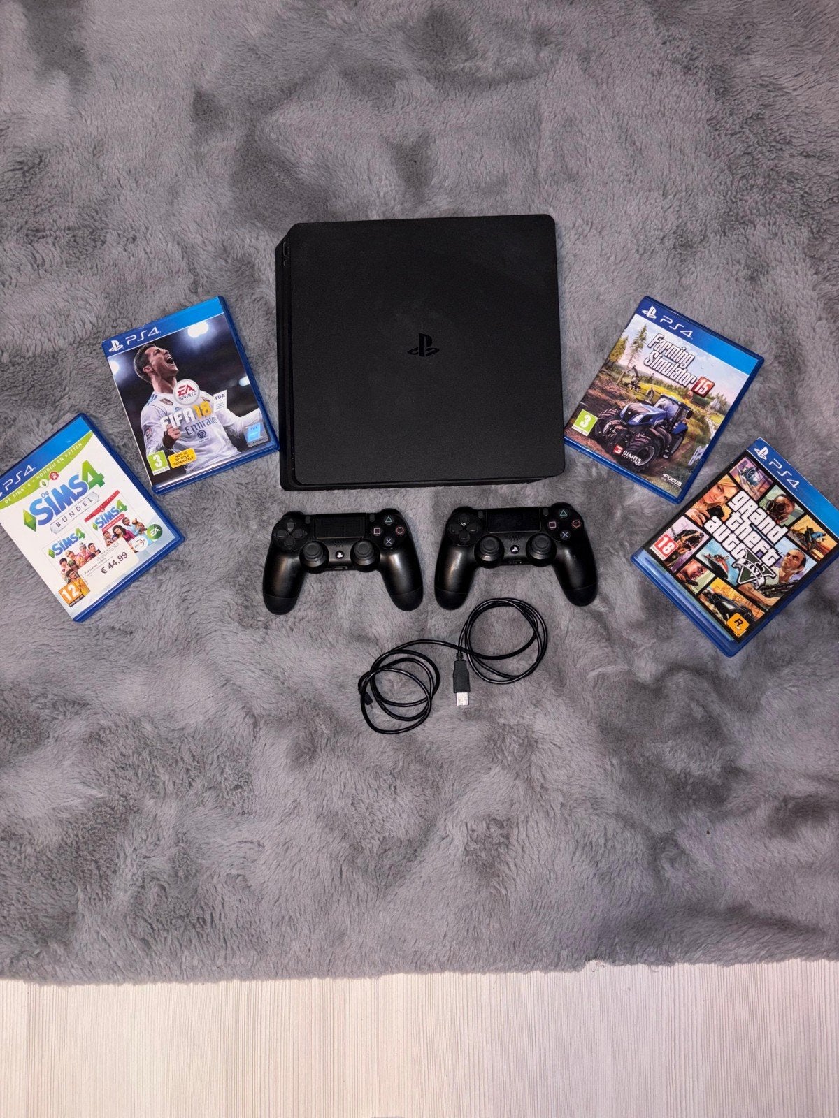 PlayStation 4 + 2 Controllers + Oplader + 4 Games, Online, Gebruikt, Overige genres, 2 spelers