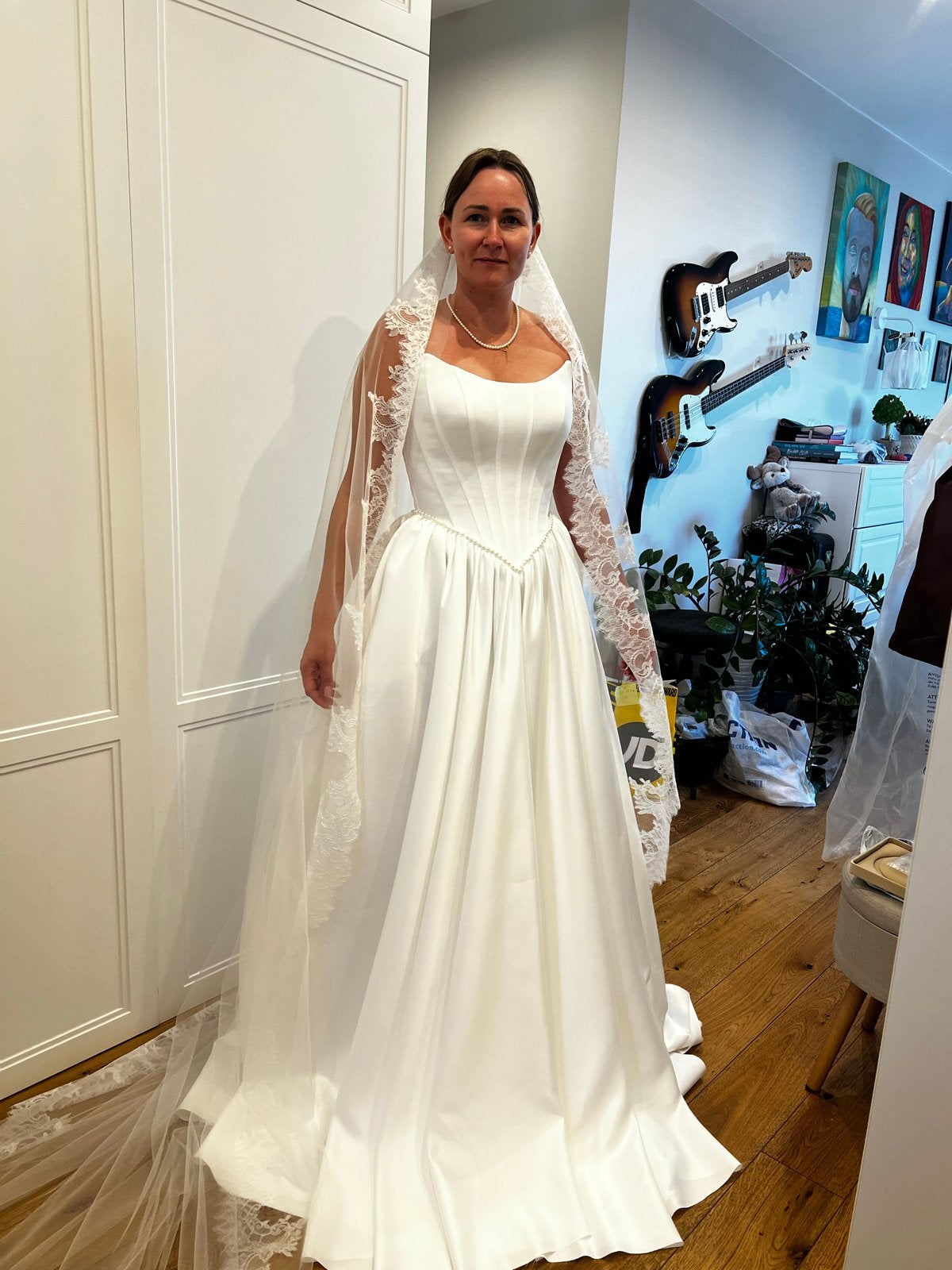 Elegante trouwjurk met lange sluier, Ophalen, Zo goed als nieuw, Wit, Trouwjurk