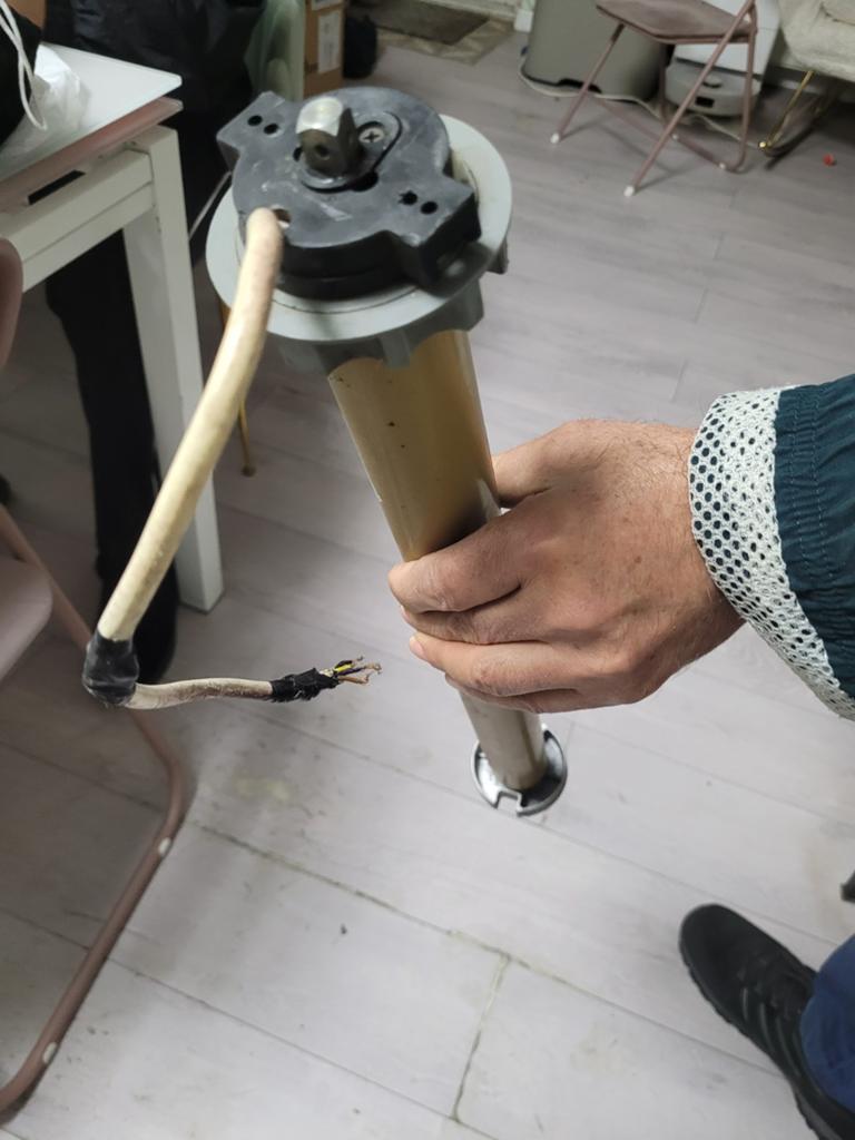 Een motor van het elektrisch zonnescherm, Tuin en Terras, Zonneschermen, Gebruikt, Elektrisch, Ophalen of Verzenden, 150 tot 300 cm