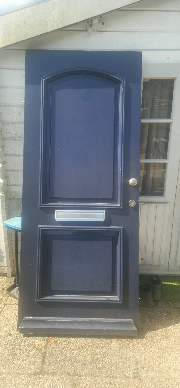 Donkerblauwe buitendeur met brievenbus en slot, Gebruikt, 80 tot 100 cm, Ophalen of Verzenden, Buitendeur