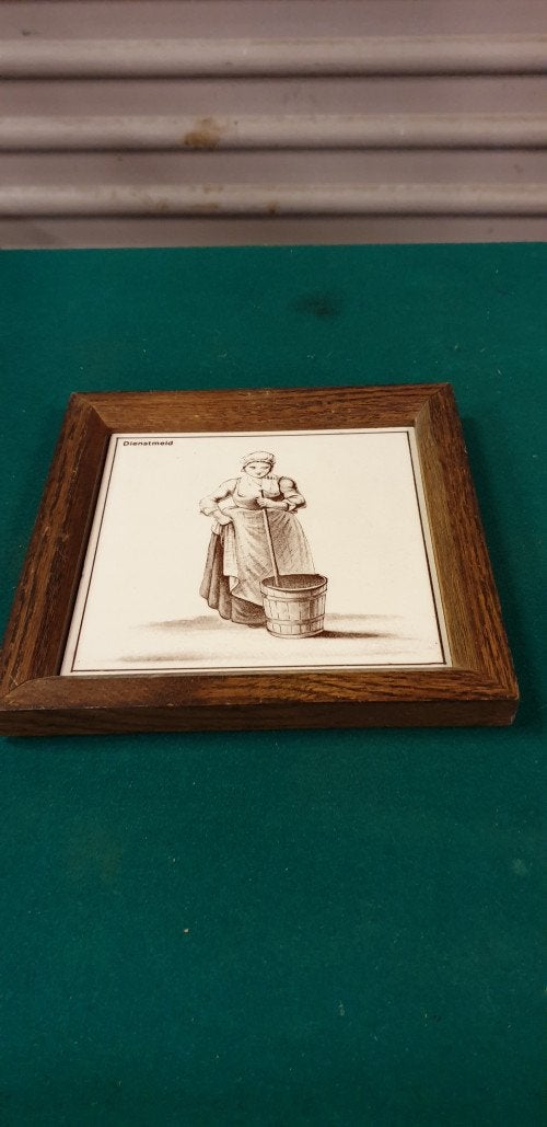 Tegel dienstmeid met donker eikenhouten lijst, Ophalen of Verzenden, 'T Olde Gre-j, Info@toldegrej.nl, Endepoelstraat 20f Didam