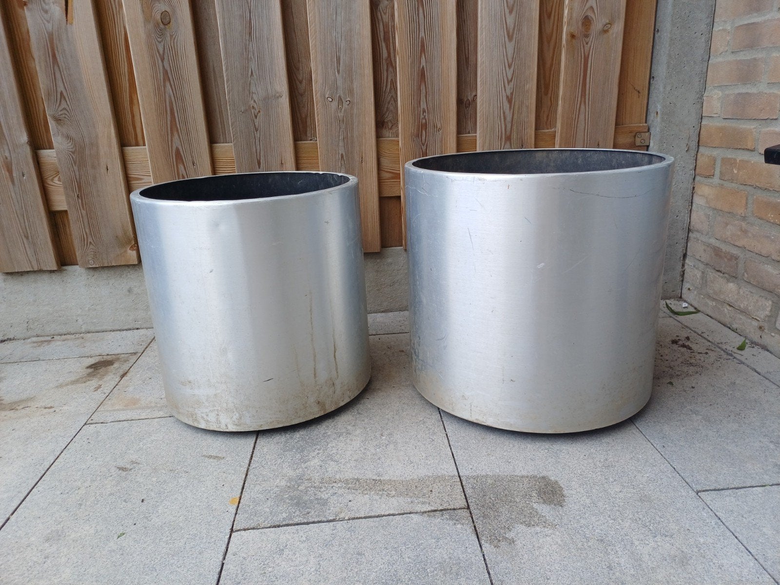 Verrijdbare aluminiumkleurige bakken, met wieltjes 2 stuks, Tuin en Terras, Ophalen, Overige materialen, Rond, Balkon
