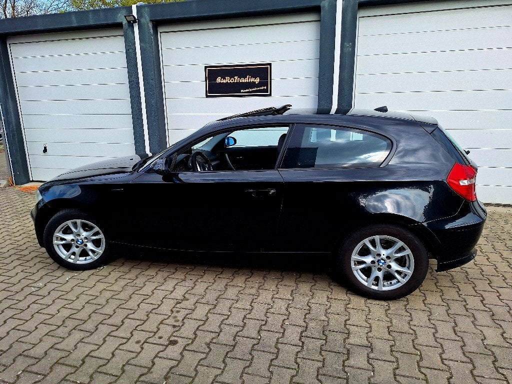BMW 1-Serie 2.0 118I 3DR 2009 Zwart Clima Nwe APK Carplay, Auto's, 1-Serie, 1995 cc, 4 cilinders, Grijs