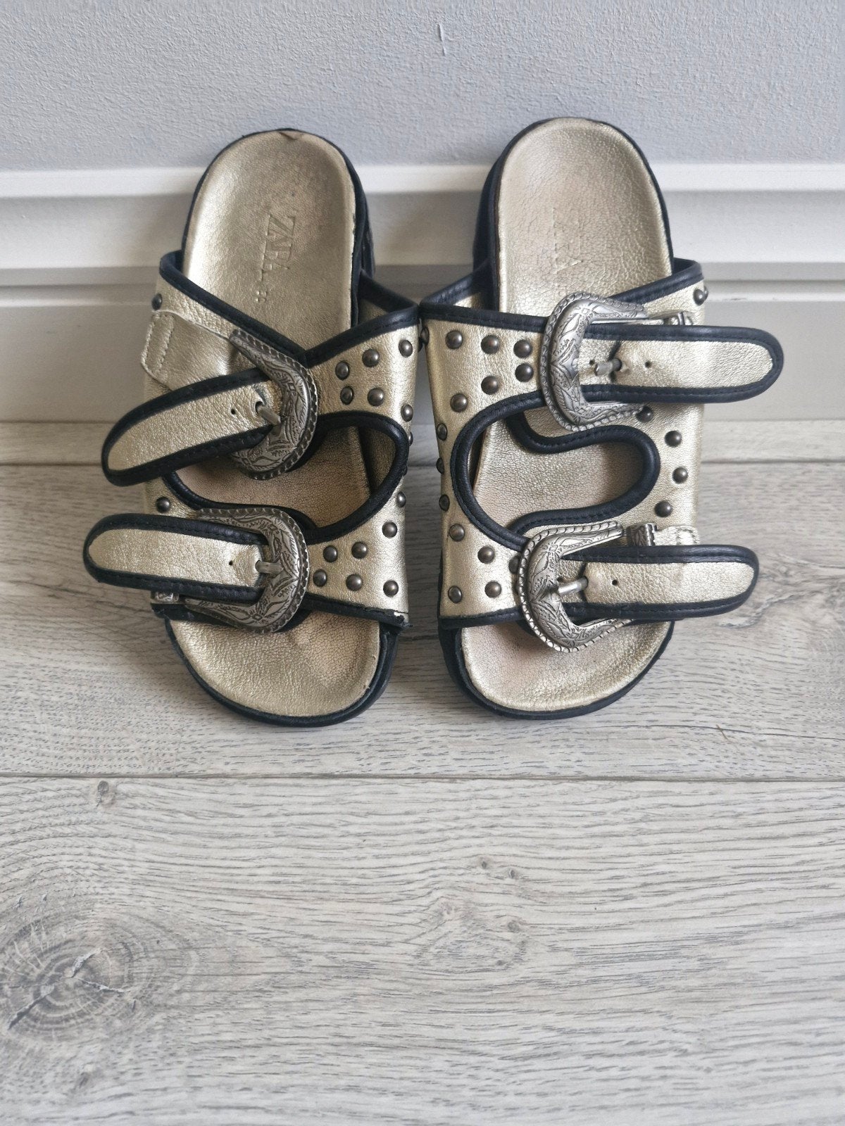 Zara sandalen met gespen en studs - Maat 30, Kinderen en Baby's, Kinderkleding | Schoenen en Sokken, Meisje, Schoenen, Ophalen of Verzenden