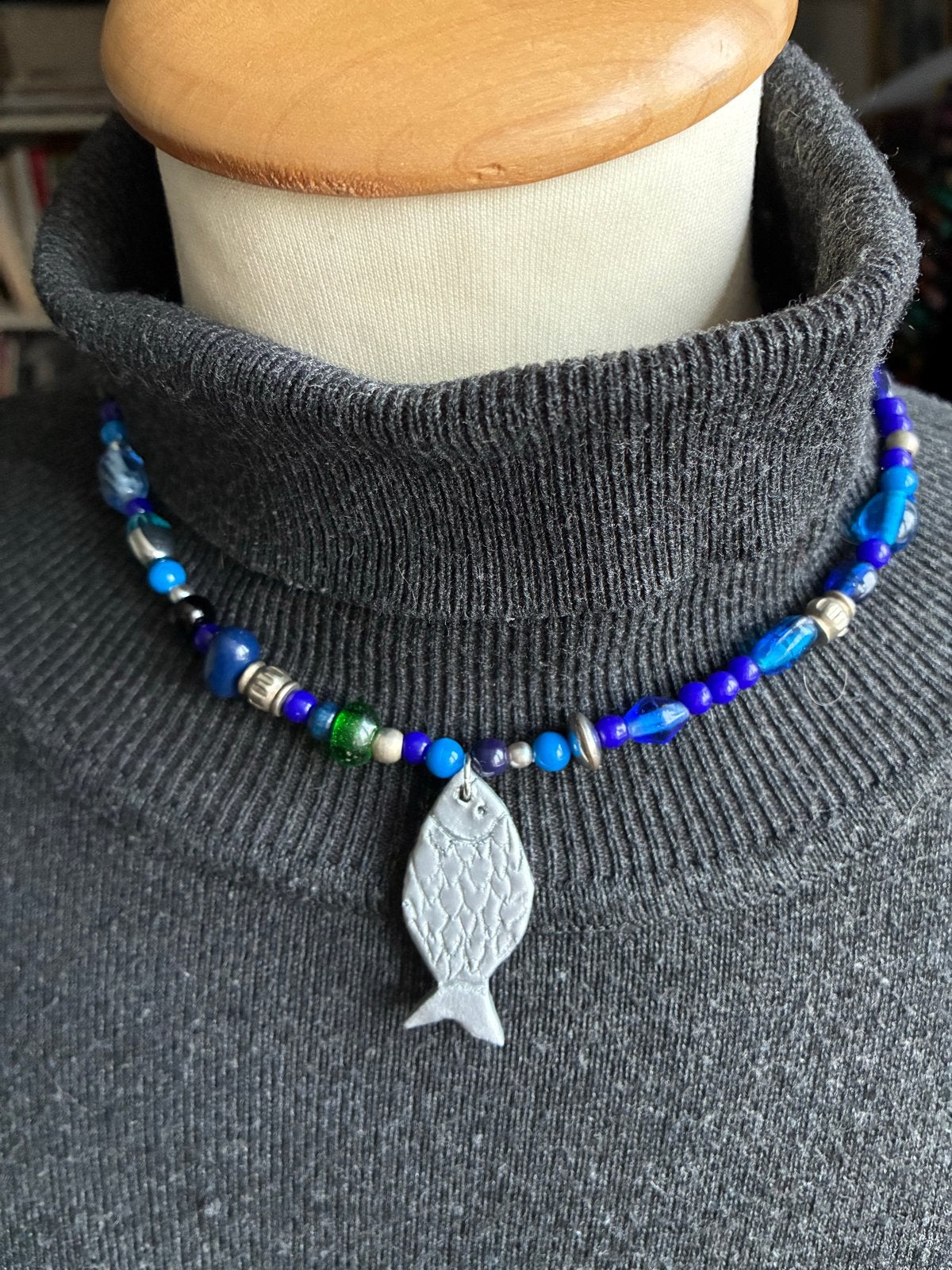 EM HISTORY BEADS handgemaakte ketting met vis hanger, Blauw, Nieuw, Ophalen of Verzenden, Overige materialen