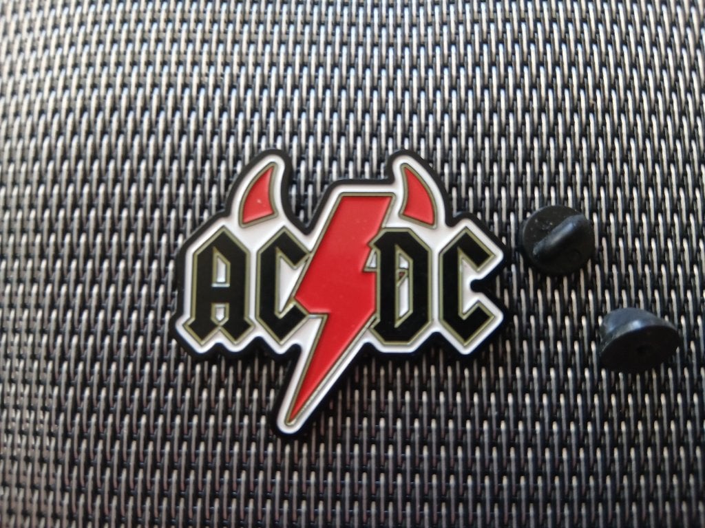 AC/DC  zeer  mooie shaped horns up pin speld badge n9, Verzenden, Nieuw, Overige typen