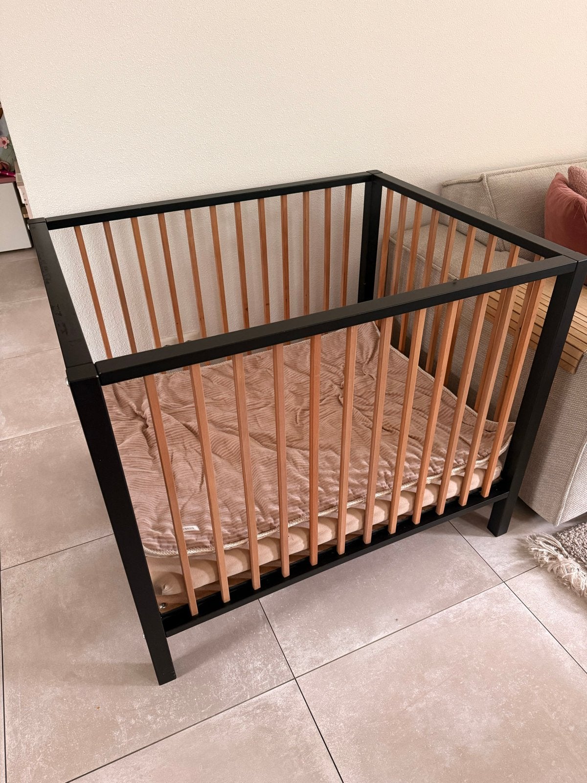 Quax box zwart met matras en koeka boxkleed, Ophalen, Gebruikt, Vierkant