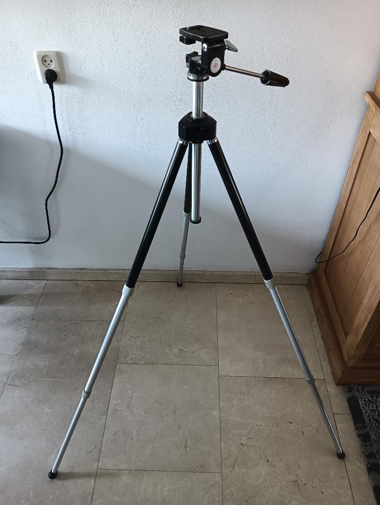 camera statief, met foto studio en 2 spotjes, Gebruikt, Minder dan 150 cm, Met balhoofd, Ophalen of Verzenden