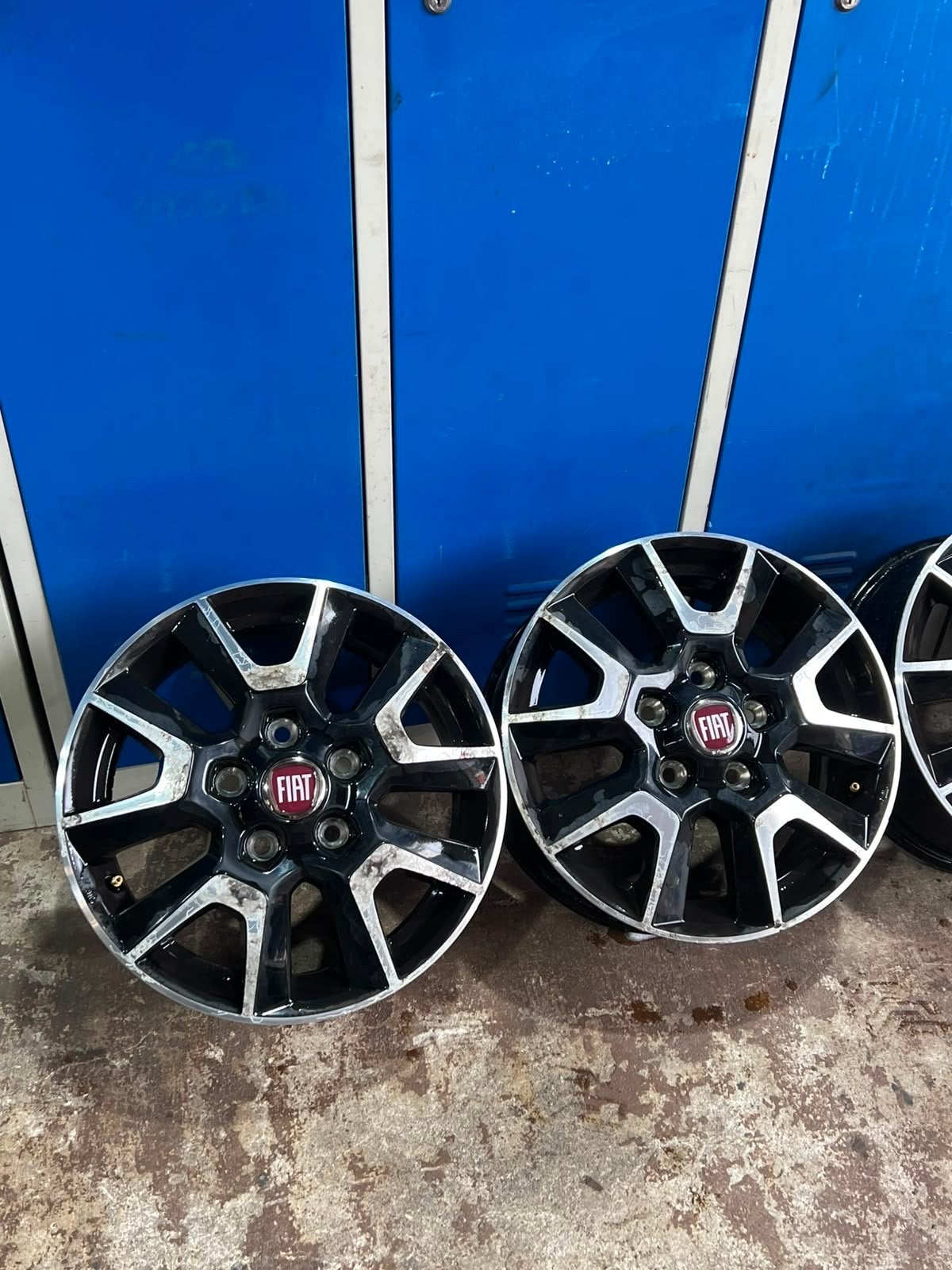 Mooi setje Fiat Ducato velgen 16 inch met naafkapjes, Ophalen, Velg(en), Zomerbanden, Bestelwagen