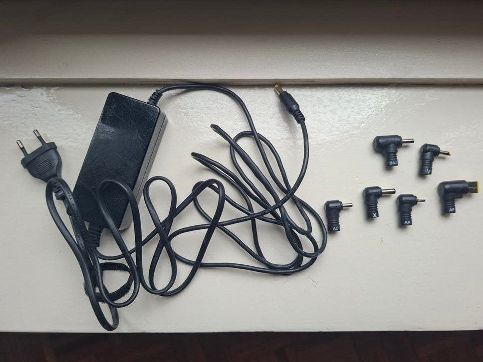 Trust universele laptoplader met diverse tips, Ophalen of Verzenden, Gebruikt, Trust