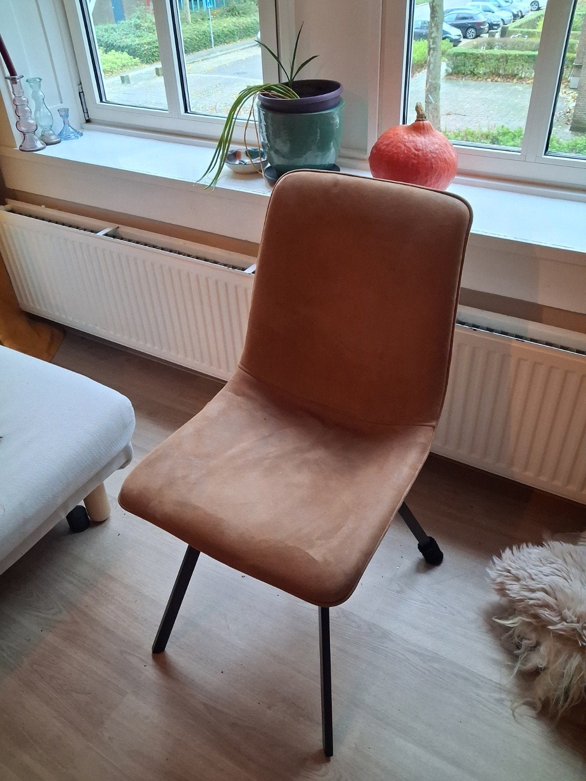 2 comfortabele bruine/ oranje stoelen met metalen poten, Gebruikt, Ophalen of Verzenden, Metaal, Eén