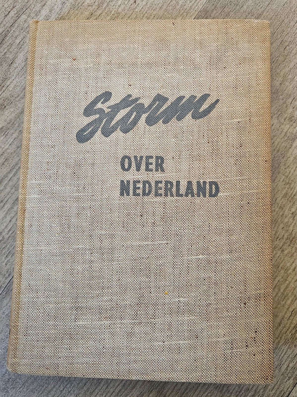 Storm over Nederland, Ophalen of Verzenden, 20e eeuw of later, Gelezen