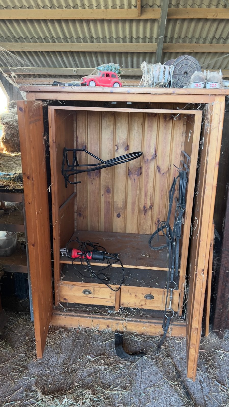 Mooie houten kast – omgebouwd tot zadelkast, Ophalen
