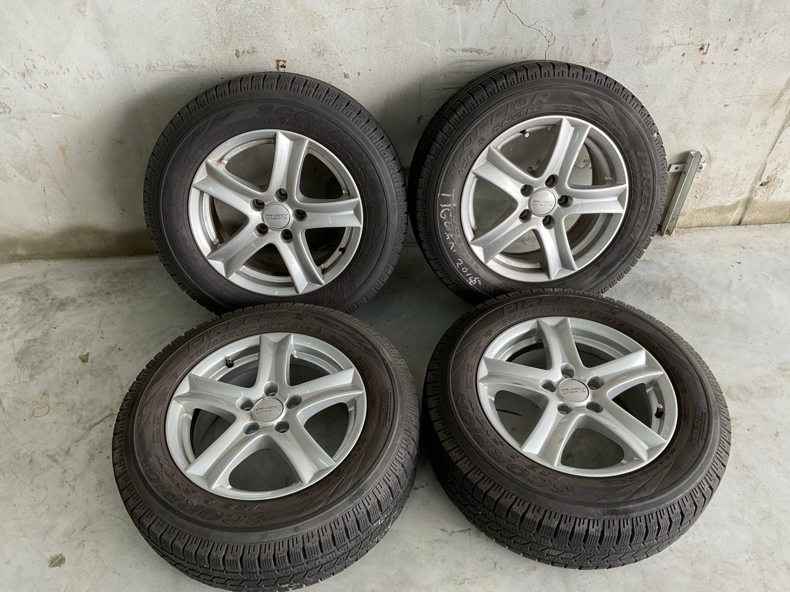 Pirelli Winterbanden met Lichtmetalen Velgen VW Tiguan 2020, 16 inch, Banden en Velgen, Personenwagen, Gebruikt
