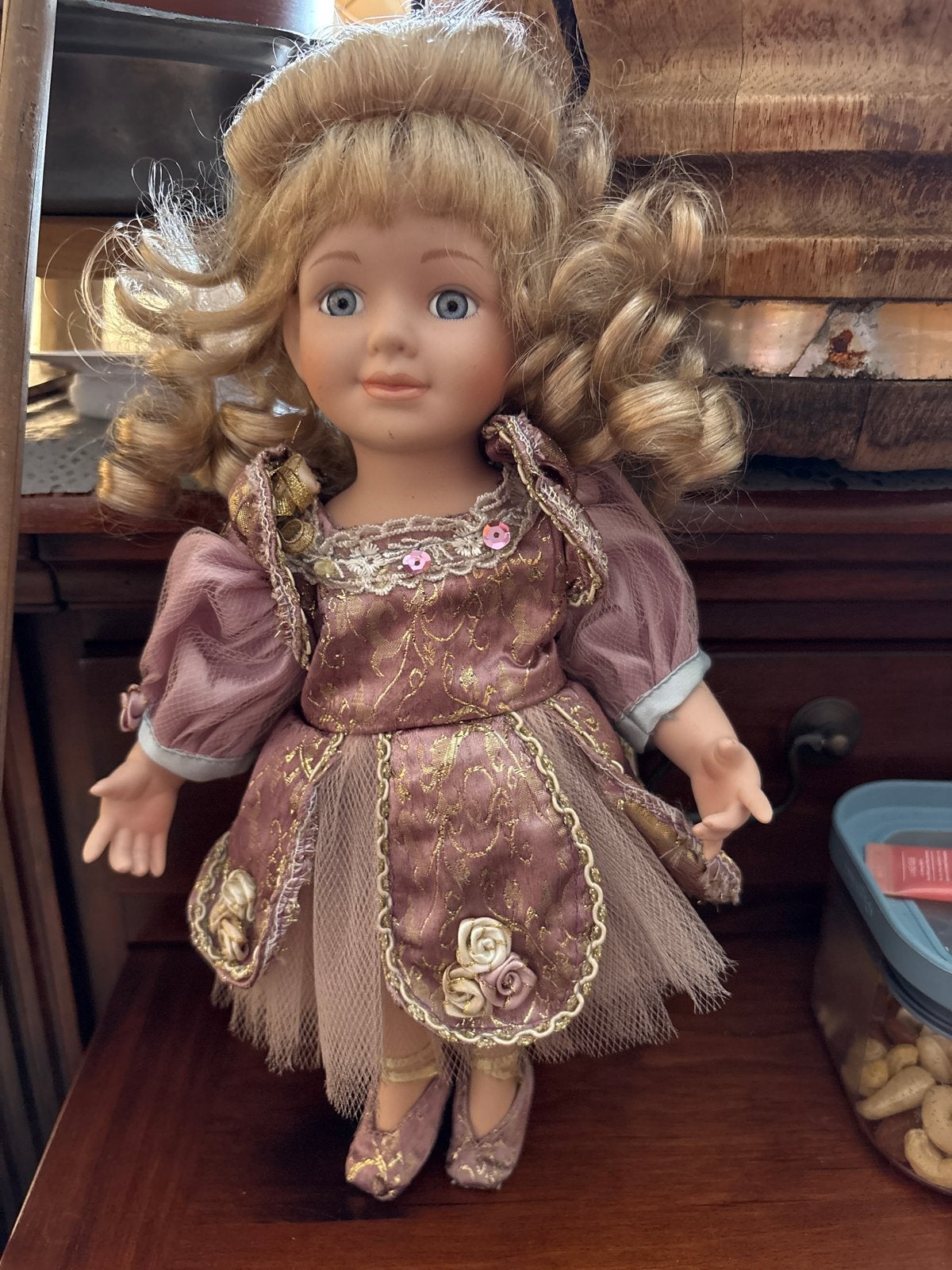 Mooie porseleinen pop met krullend haar en roze jurk, Ophalen of Verzenden, Zo goed als nieuw, Pop