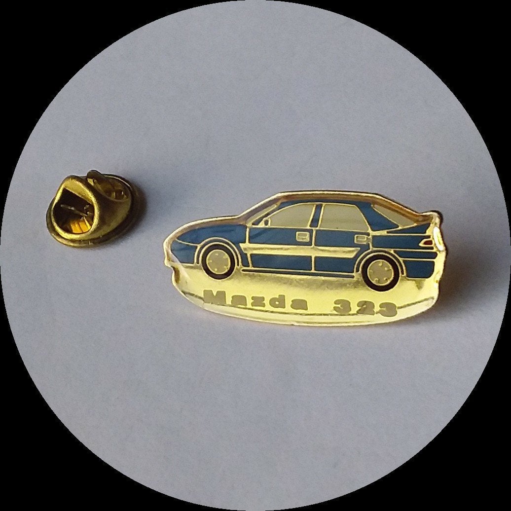MAZDA 323 pin, Verzamelen, Speldjes, Pins en Buttons, Ophalen of Verzenden, Speldje of Pin