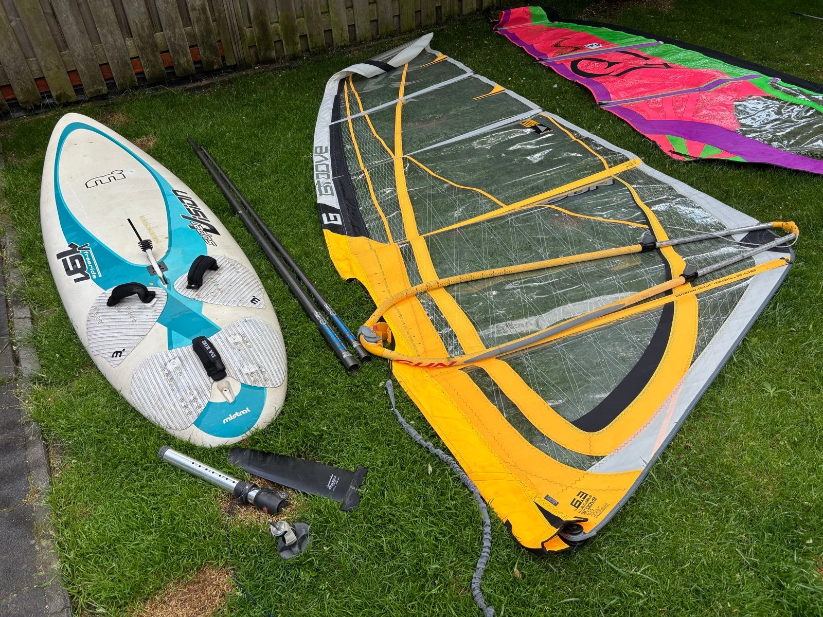 Complete Surfset: Mistral Vision 191 Freeride met 2 Zeilen, Gebruikt, 5 tot 6.5 m², Ophalen of Verzenden, Complete set
