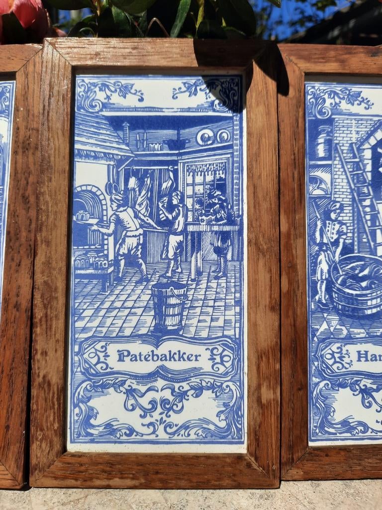 Drie Delfsblauwe Tegels: Worstmaker, Patébakker, Hamroker, Antiek en Kunst, Antiek | Wandborden en Tegels, Ophalen of Verzenden