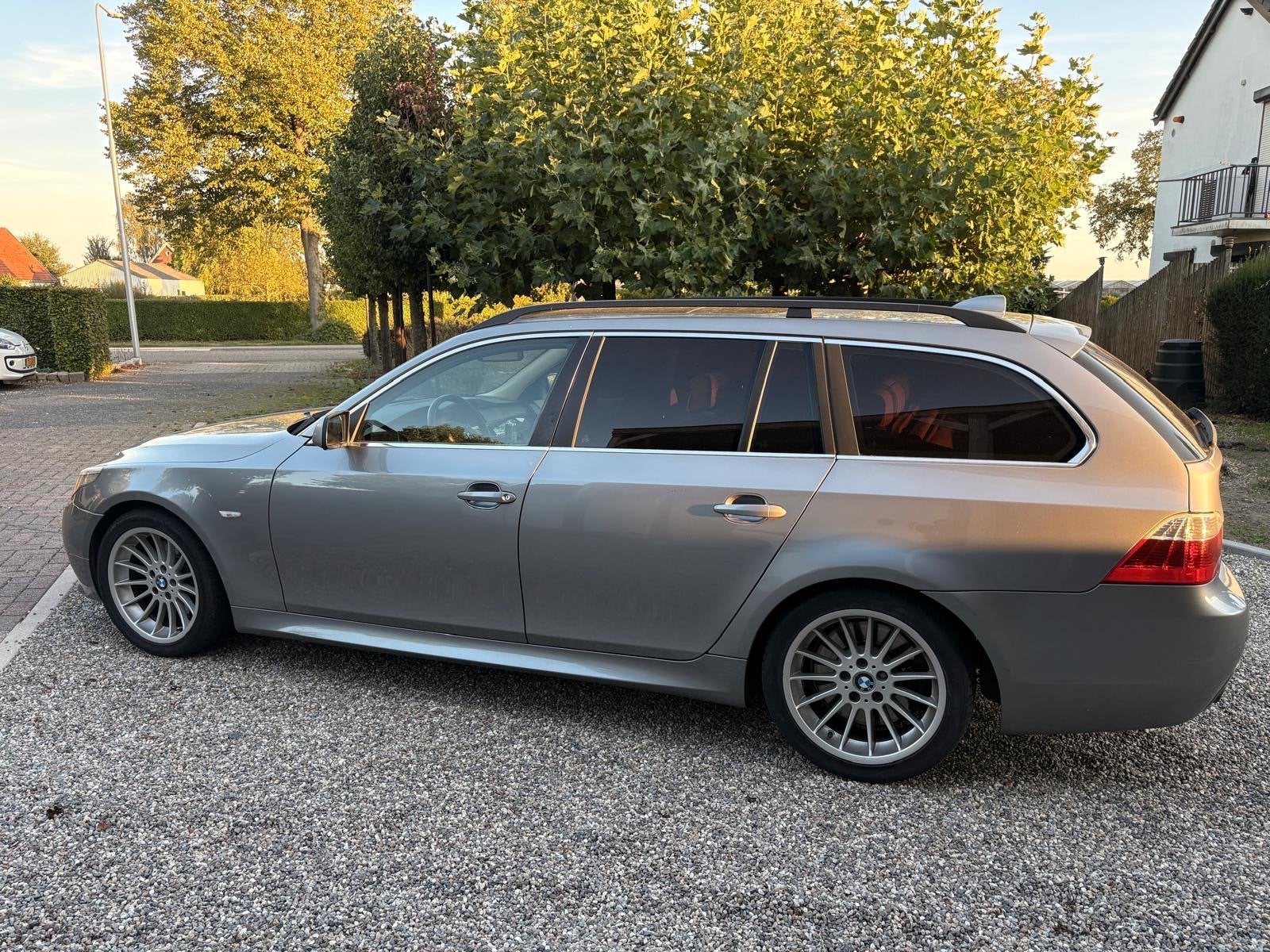 BMW 5-Serie 4.8 I 550 Touring AUT 2006 Grijs, Auto's, Automaat, Achterwielaandrijving, 4799 cc, Stationwagon