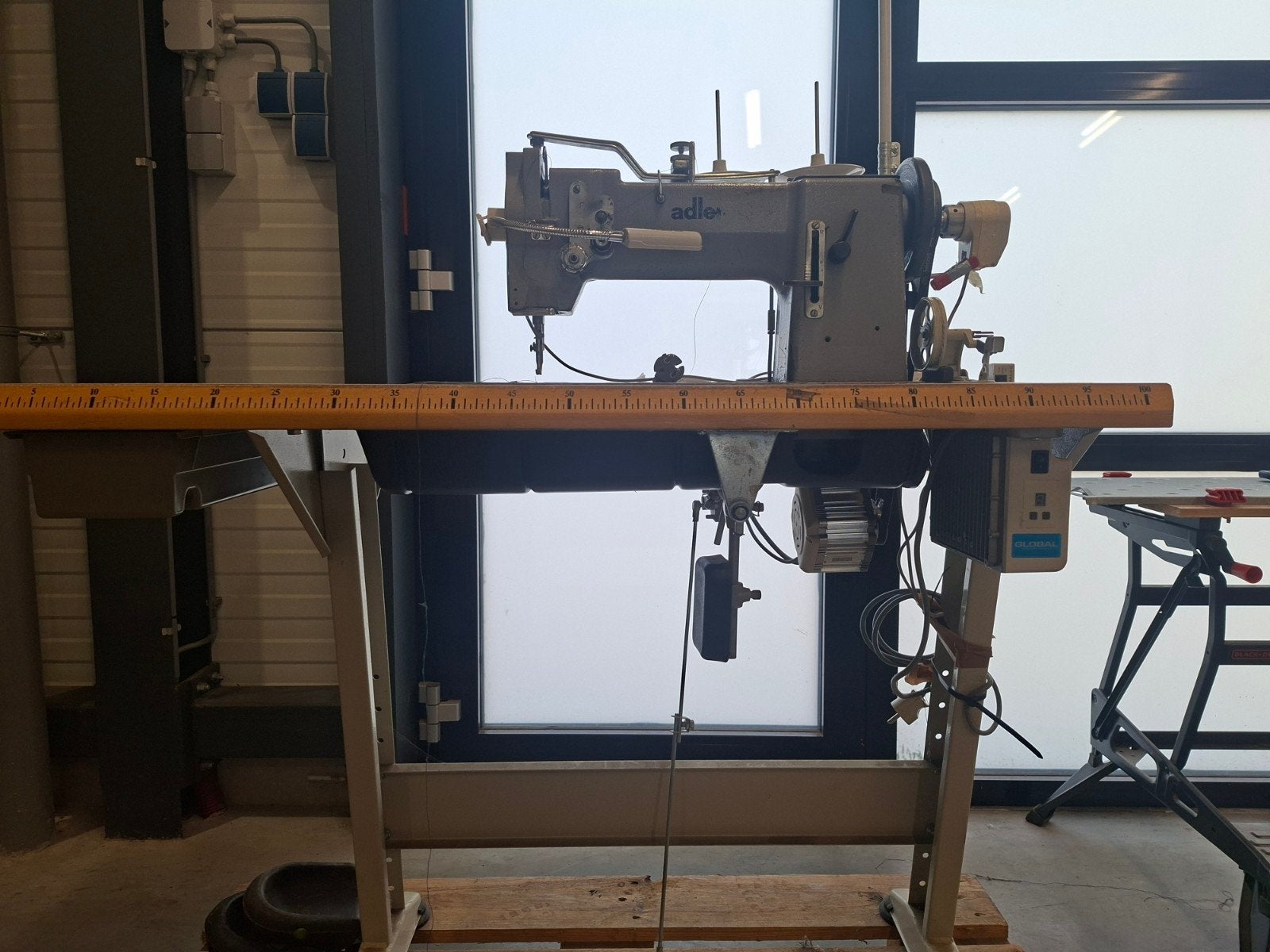 Adler 67-73 Enkel Naald Naaimachine met Stappenmotor, Gebruikt, Naaimachine, Industrieel, Ophalen