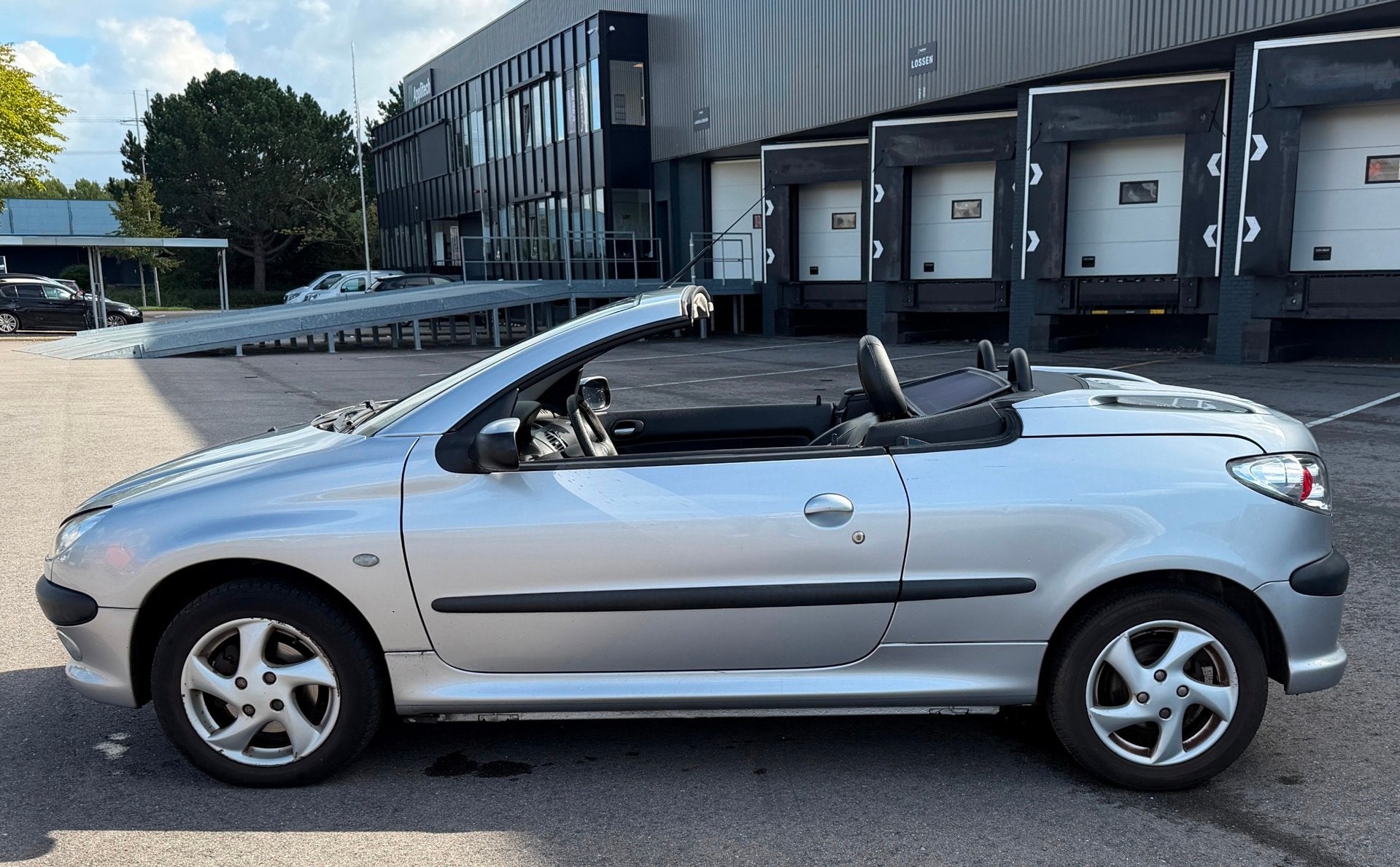 Peugeot 206 CC 1.6-16V AUTOMAAT/LEDER/CLIMA/15-03-2027APK, Auto's, Gebruikt, Zwart, 4 cilinders, Cabriolet