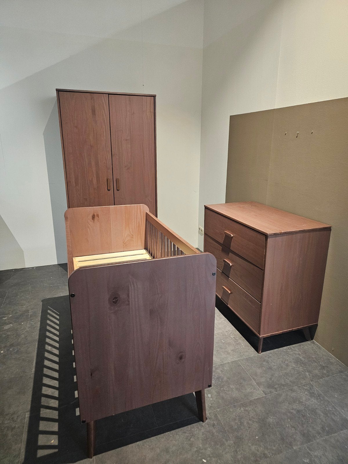 Europe Baby Olivia 60x120, commode en 2-deurskast, walnoot, Kinderen en Baby's, Ophalen, Zo goed als nieuw, Jongetje of Meisje
