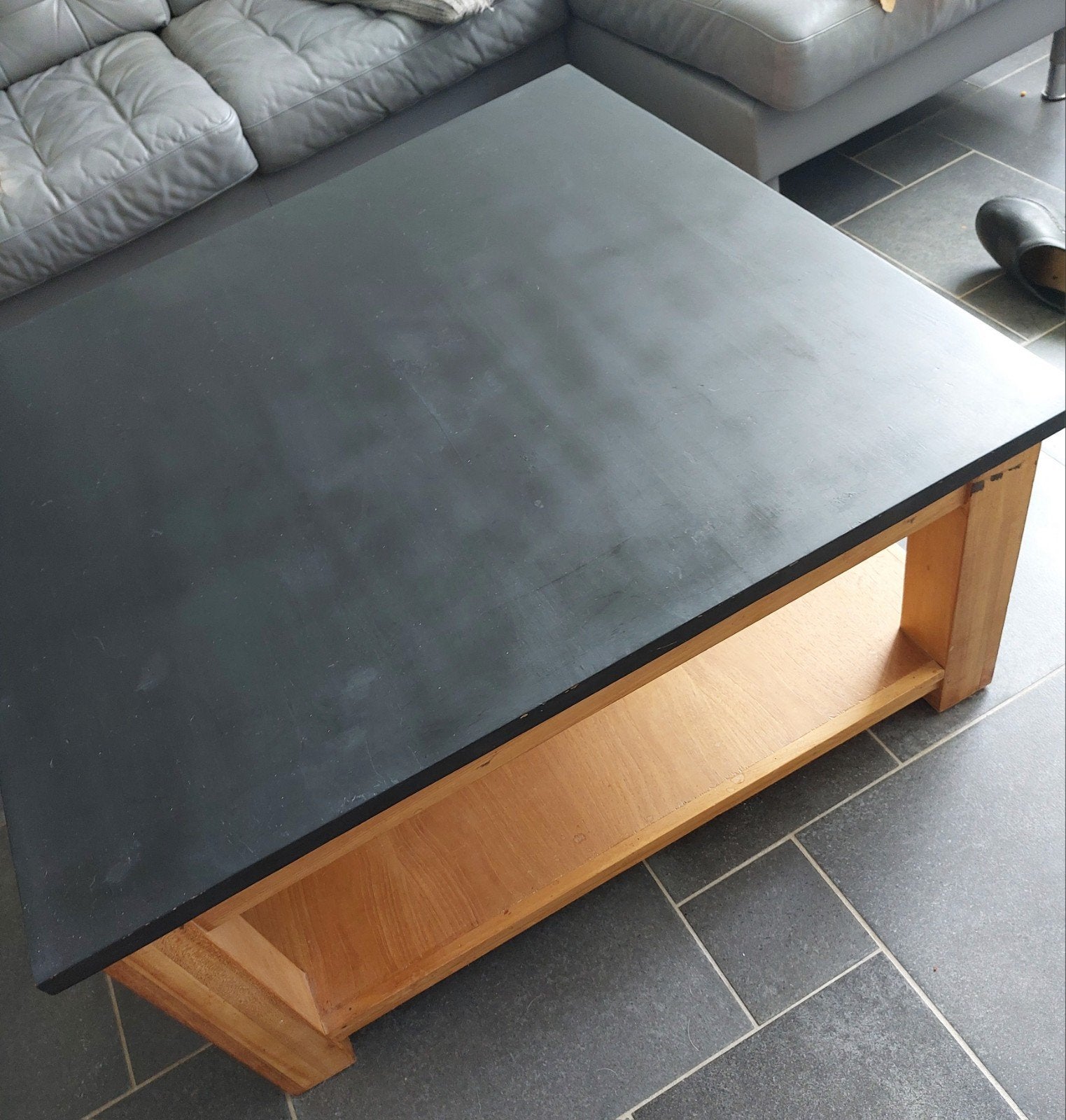 Salontafel met zwart blad en houten onderstel, Ophalen, 50 – 75, 50 tot 100 cm, Vierkant