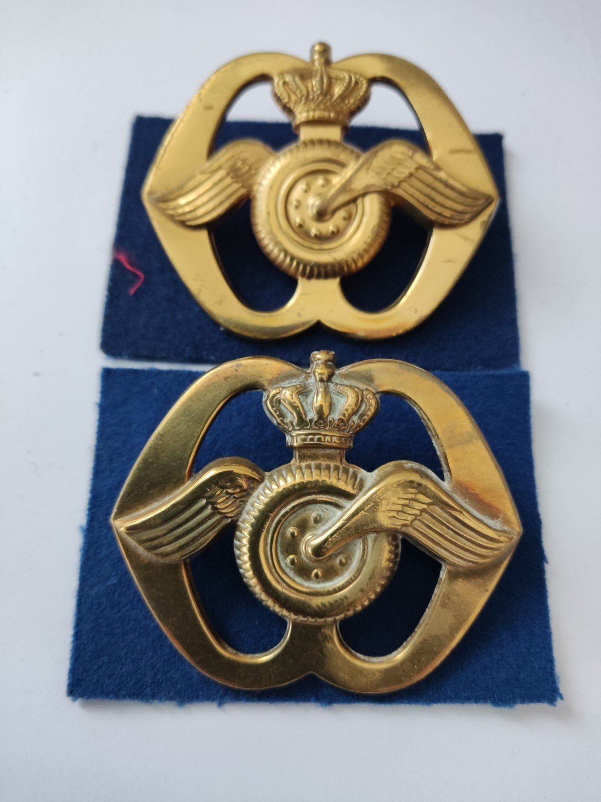 5 en 7 wielmoeren baretemblemen AAT. -VERKOCHT aan Bart), Verzamelen, Militaria | Algemeen, Ophalen of Verzenden, Landmacht, Nederland