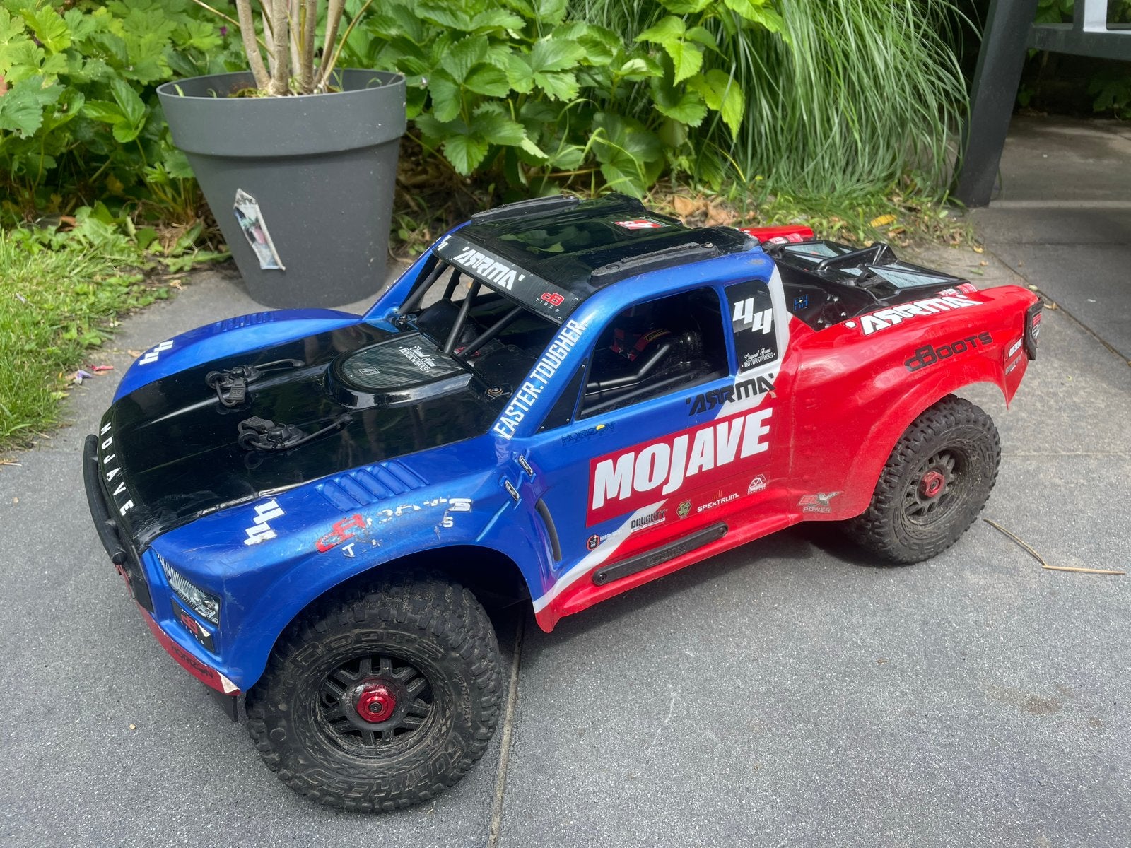 ARRMA Mojave 4s, 2 * LiPo 4s accu, servo upgrade, Hobby en Vrije tijd, Modelbouw | Radiografisch | Auto's, Gebruikt, Auto offroad