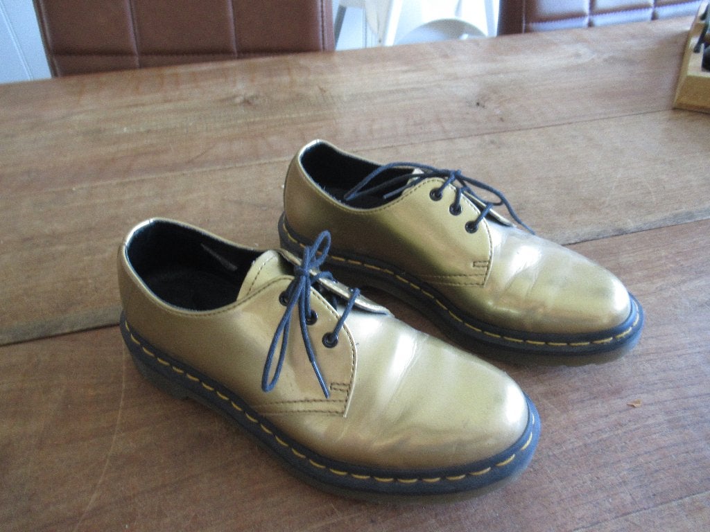 Mooie Doctor Dr. Martens schoen goud maat 38, Kleding | Dames, Schoenen met lage hakken, Overige kleuren, Ophalen of Verzenden