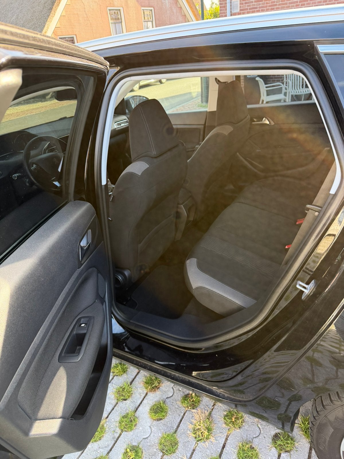 Foto 21 van Peugeot 308 1.2 E-thp 81KW/110PK SW 2015 Zwart