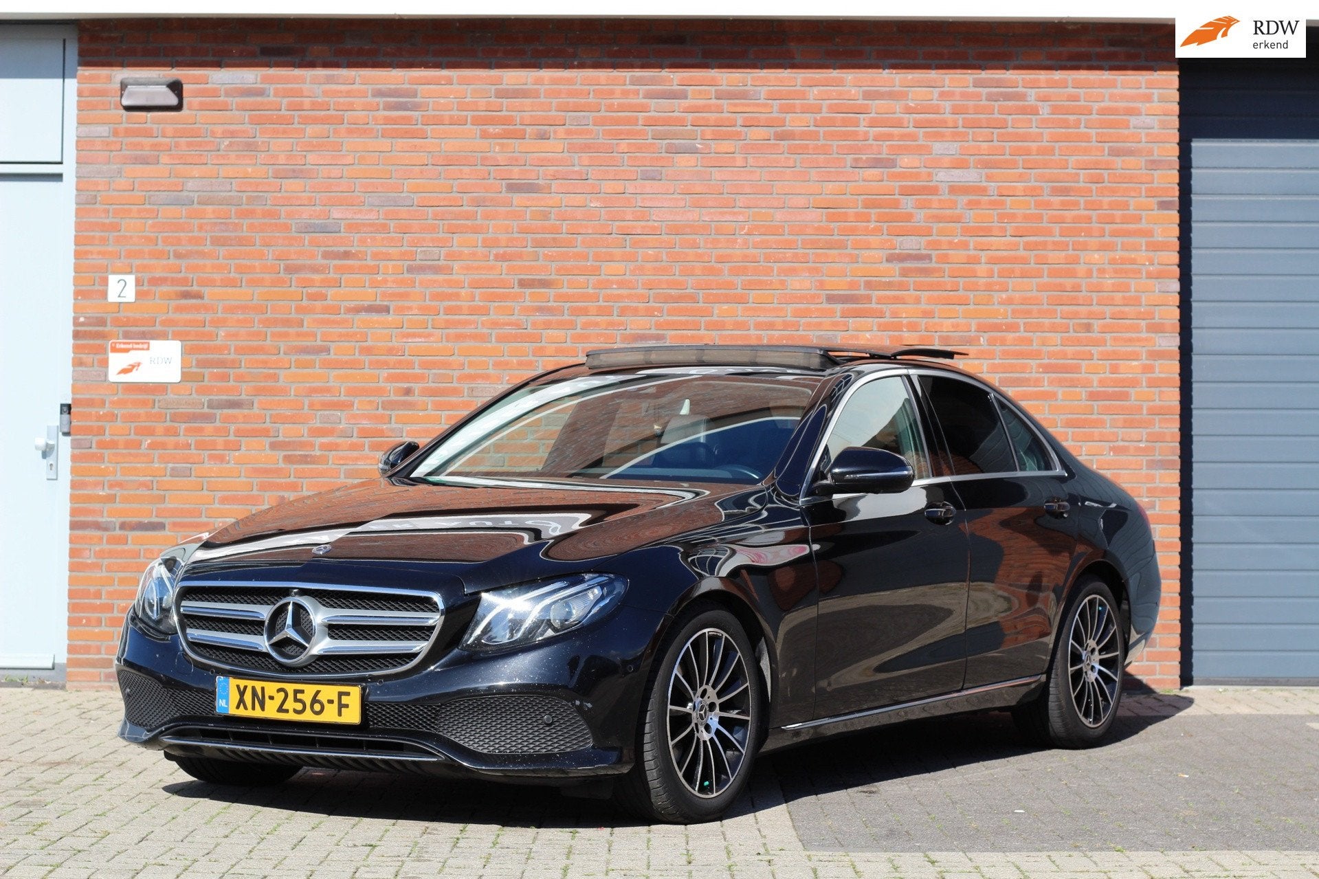 Mercedes-Benz E-klasse 220 d | PANO Widescreen 360 Leder, Auto's, Gebruikt, Zwart, Leder, Bedrijf