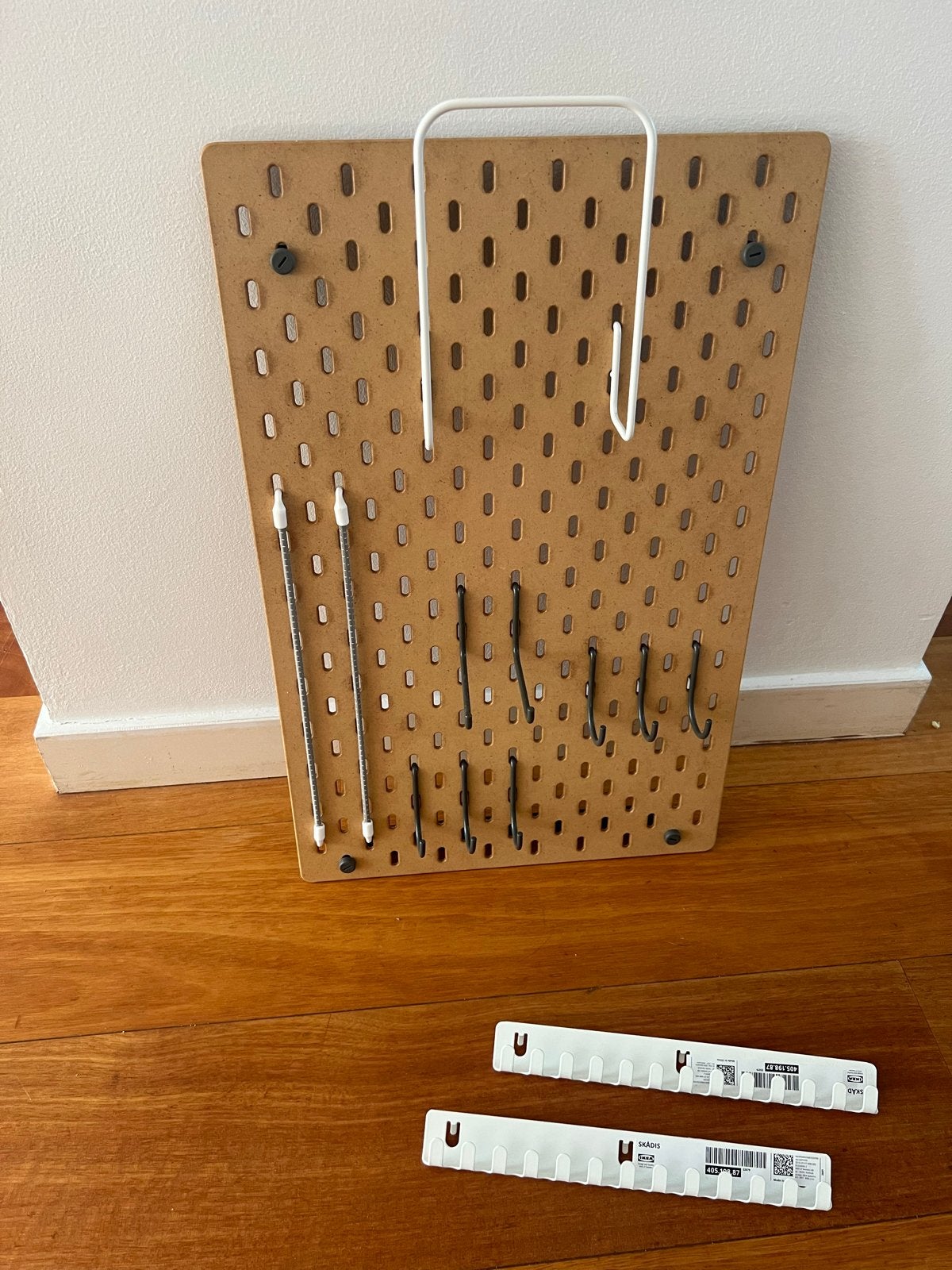 IKEA Skadis Pegboard met accessoires (wit en bruin), Ophalen, Hout, Gebruikt, Meerkleurig