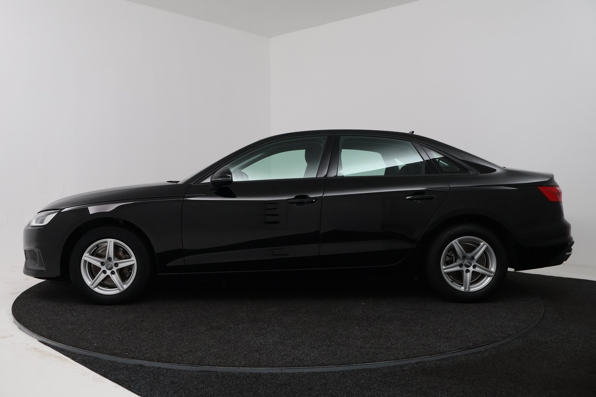 Audi A4 Limousine 35 TFSI Pro Line (ACHTERUITRIJCAMERA, CRUI, Stof, Gebruikt, 1984 cc, Zwart