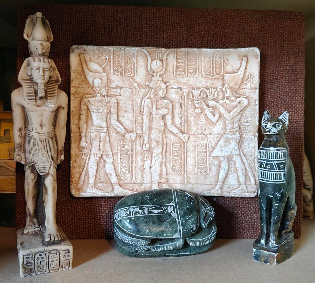 Egyptisch beeldjes van farao, Sphinx en scarabee., Antiek en Kunst, Ophalen of Verzenden, 20 - 50 cm, Beeld, Beige