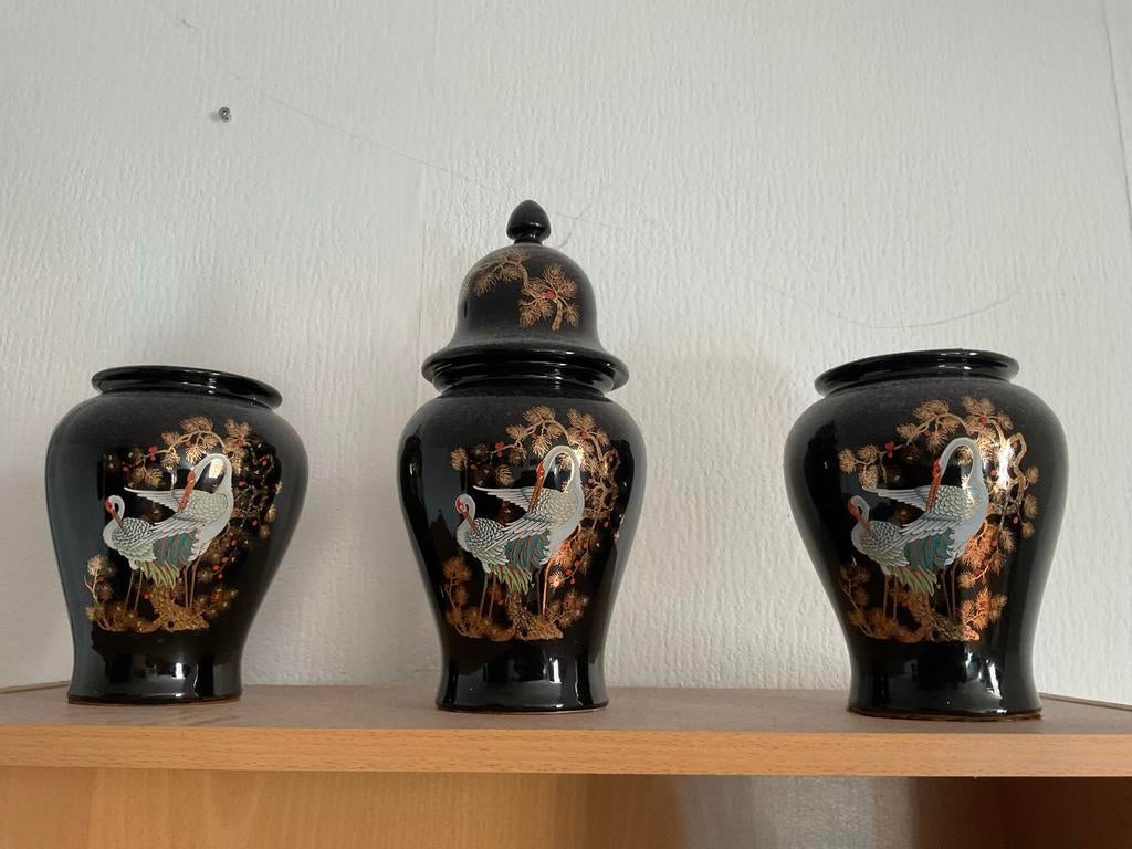 Set van 3 Vintage Zwarte Vazen met Kraanvogeldecoratie, Antiek en Kunst, Antiek | Vazen, Ophalen of Verzenden