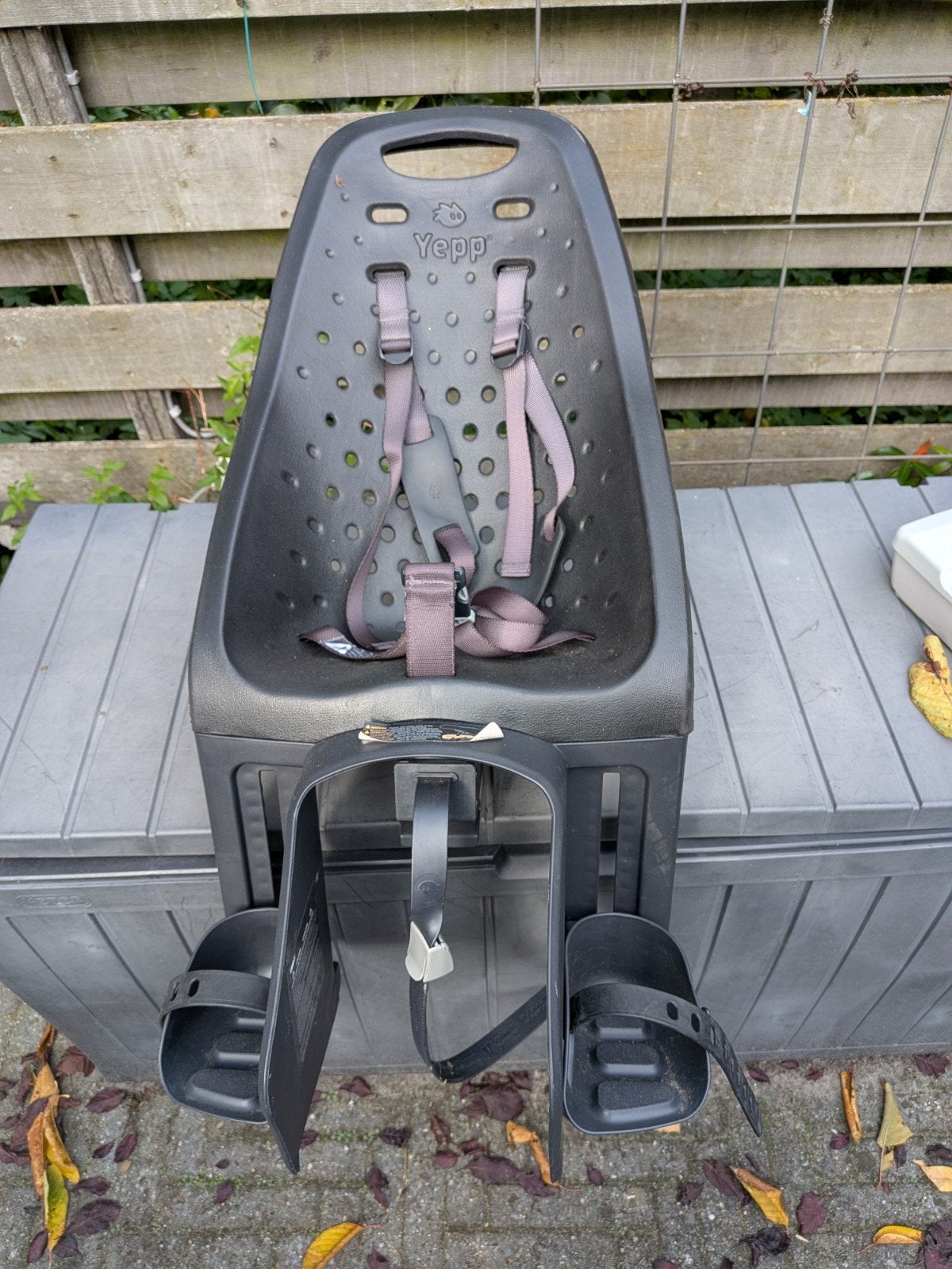 Yepp kinderzitje voor achterop de fiets - Zo goed als nieuw, Fietsen en Brommers, Ophalen, Achterzitje, Voetsteuntjes, Yepp