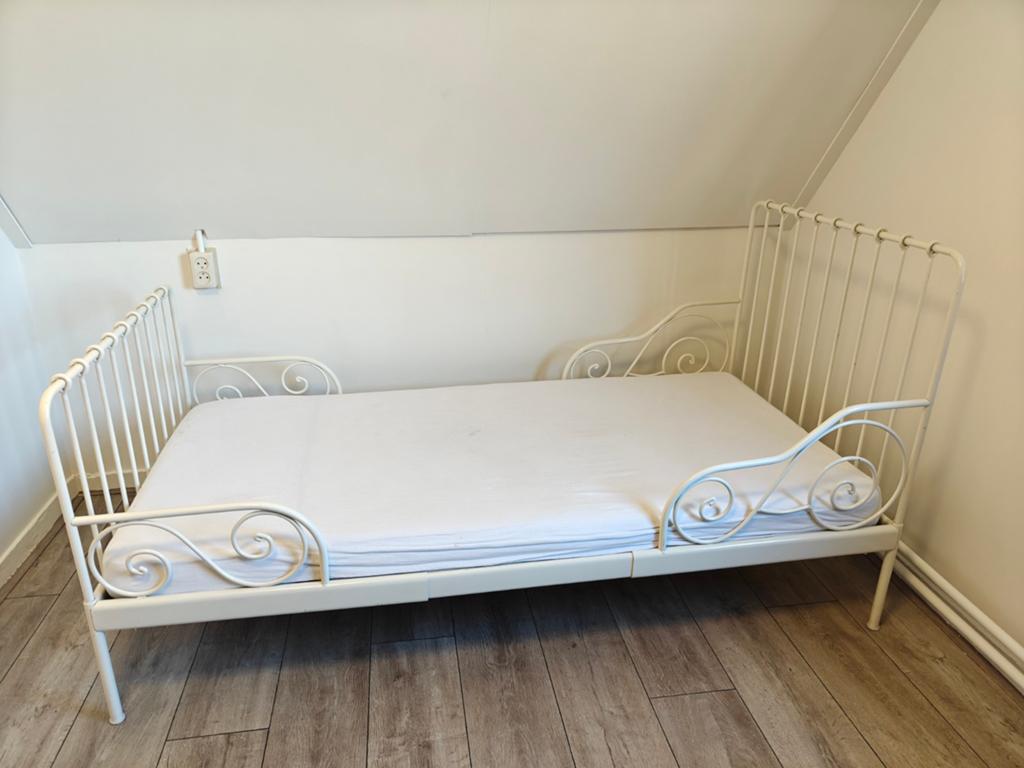 IKEA Minnen meegroeibed wit (incl. meegroeimatras), Huis en Inrichting, Slaapkamer | Bedden, Ophalen, Eenpersoons, Wit, 190 cm of minder