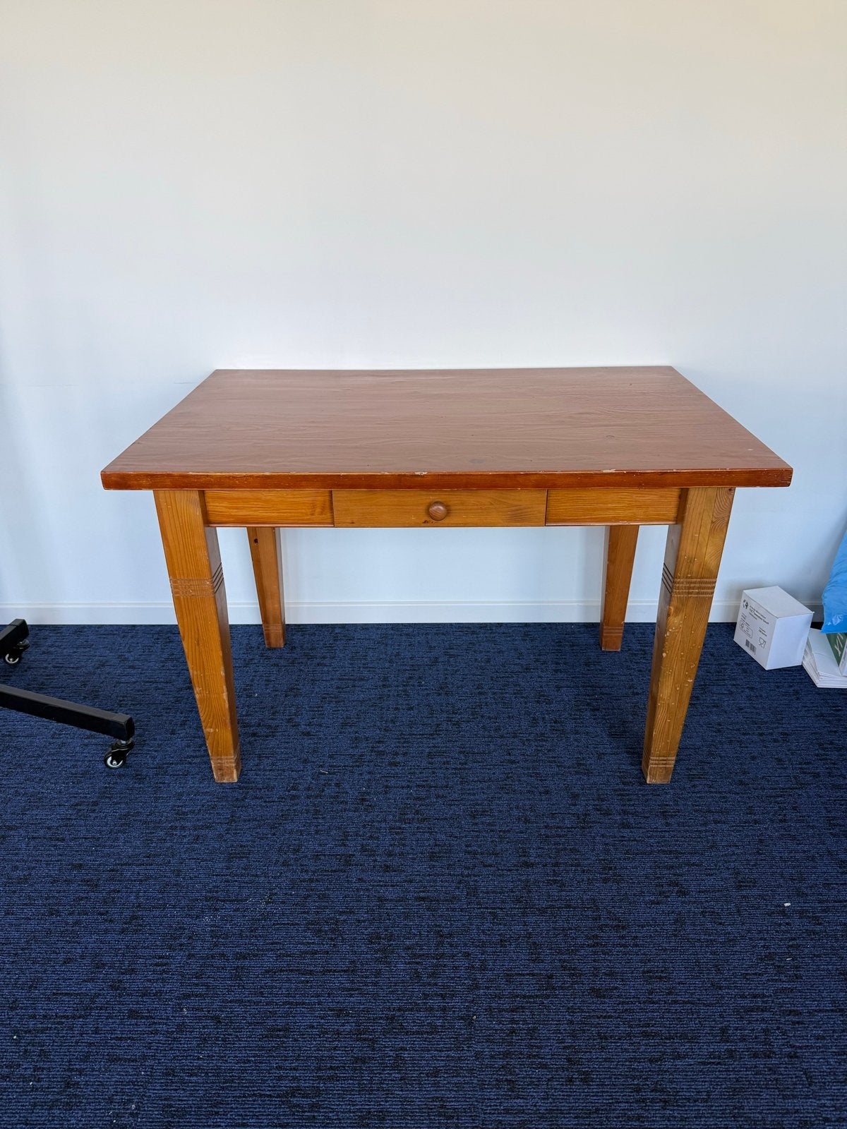 Vintage houten tafel met lade, Huis en Inrichting, Tafels | Sidetables, Ophalen, Gebruikt, 50 tot 100 cm, Grenenhout