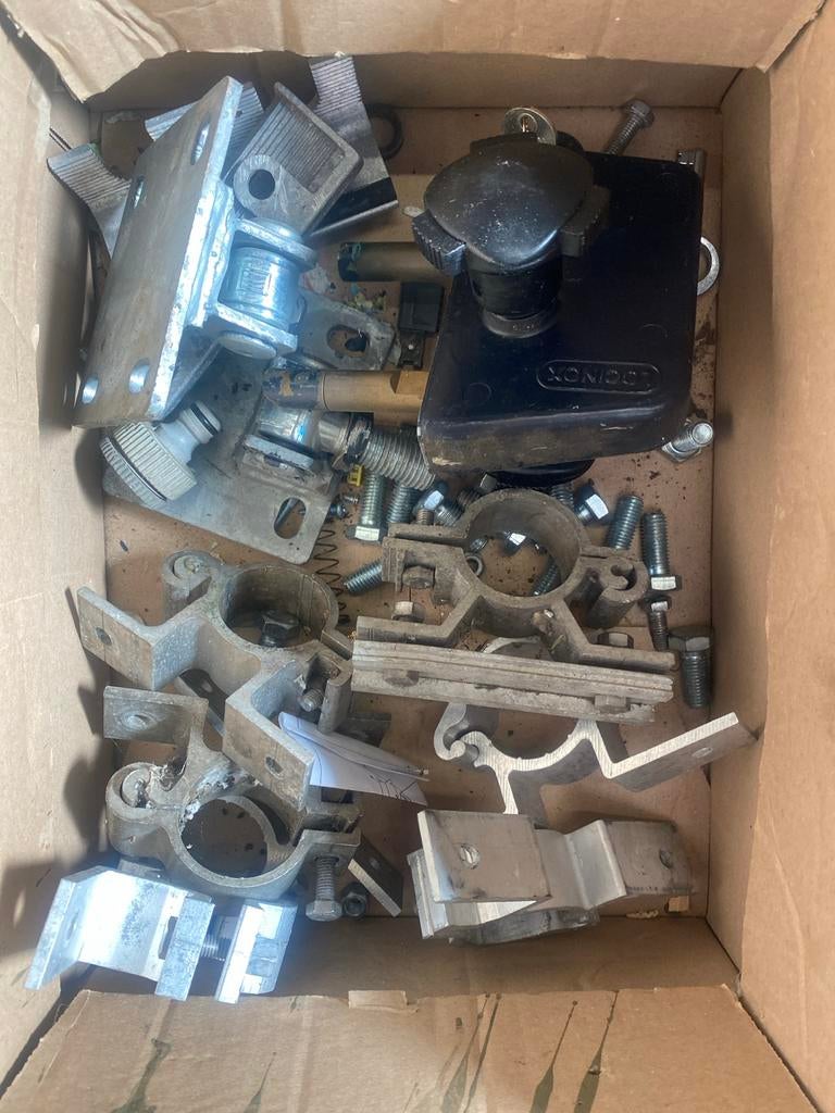 Doos met poortscharnieren, slot en aluminium buisklemmen, Ophalen, Gebruikt, Overige materialen, Overige typen