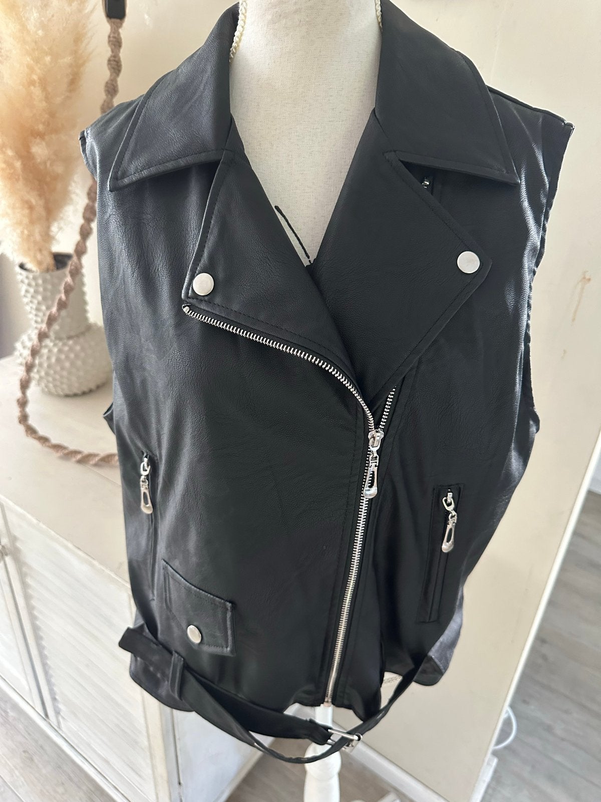 Zwart leren biker gilet met ritsen en riem, Ophalen of Verzenden, Zo goed als nieuw, Maat 38/40 (M), Zwart