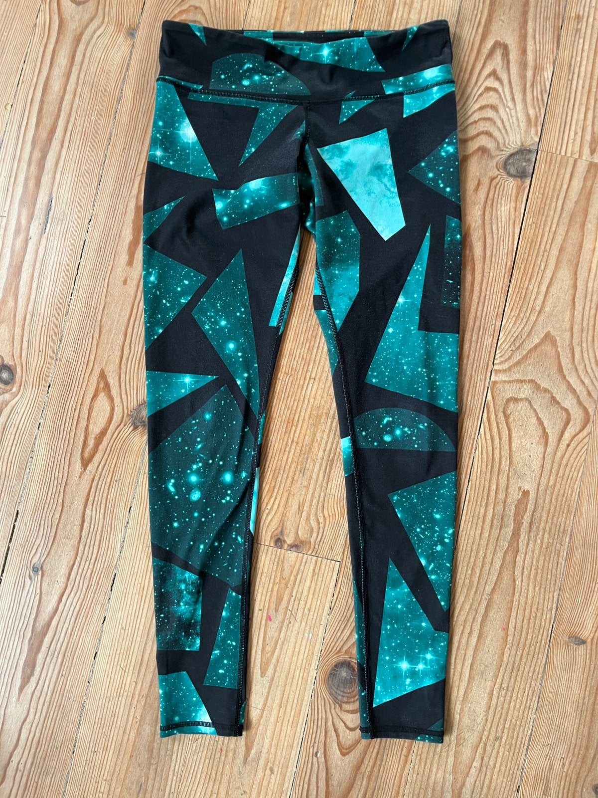 Galaxy print turquoise sportlegging Alo Yoga medium, Kleding | Dames, Legging, Zwart, Maat 40/42 (M), Ophalen of Verzenden